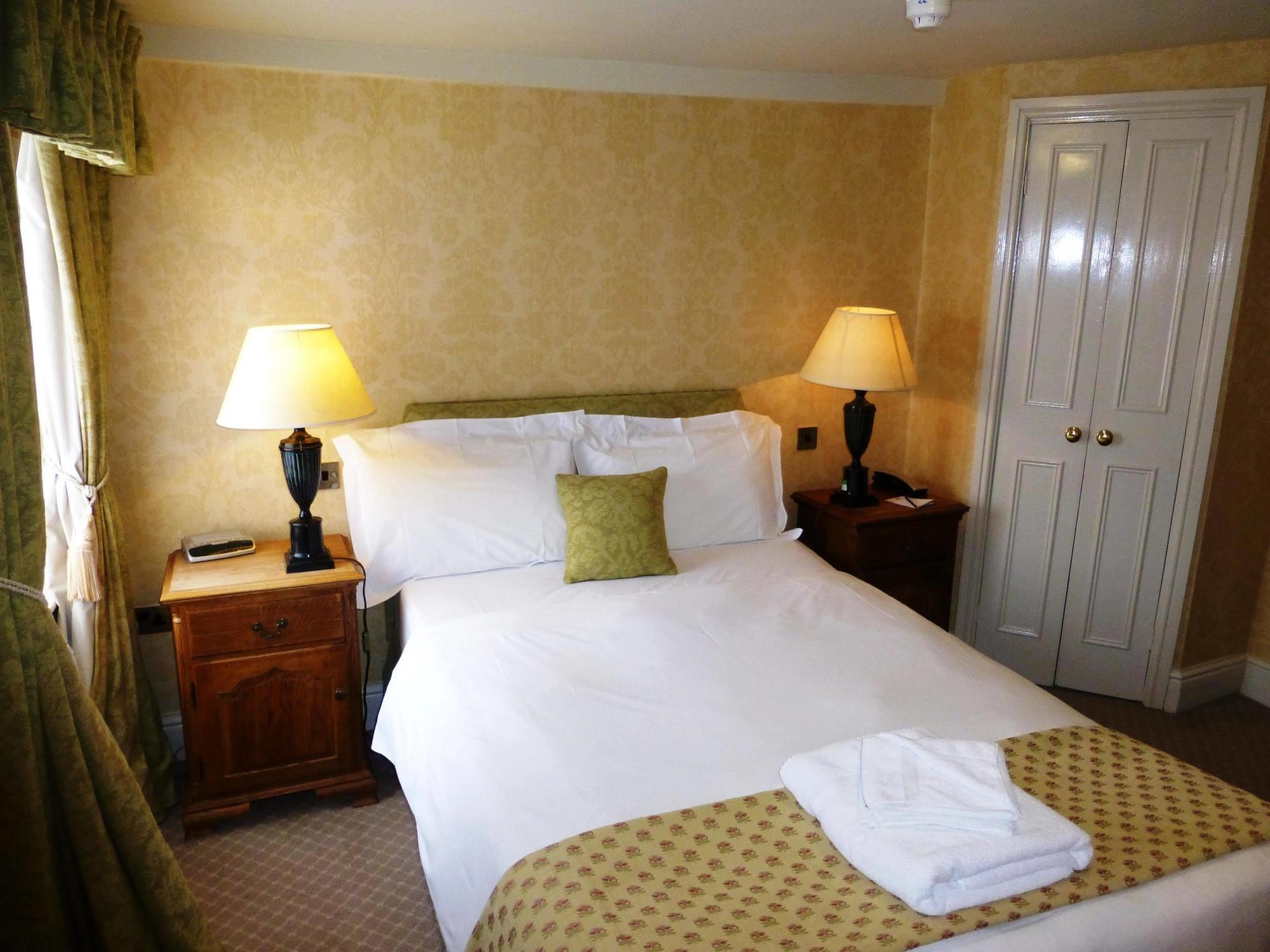 The Bear Hotel Devizes Exteriör bild
